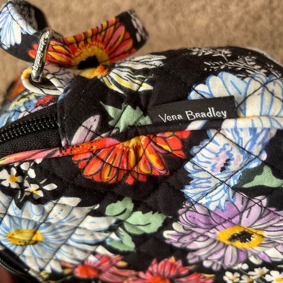 Vera Bradley- Evie Crossbody in Daisies - Picture 2 of 16
